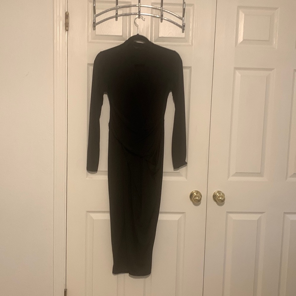 Beautiful pre-loved black bodycon midi dress!